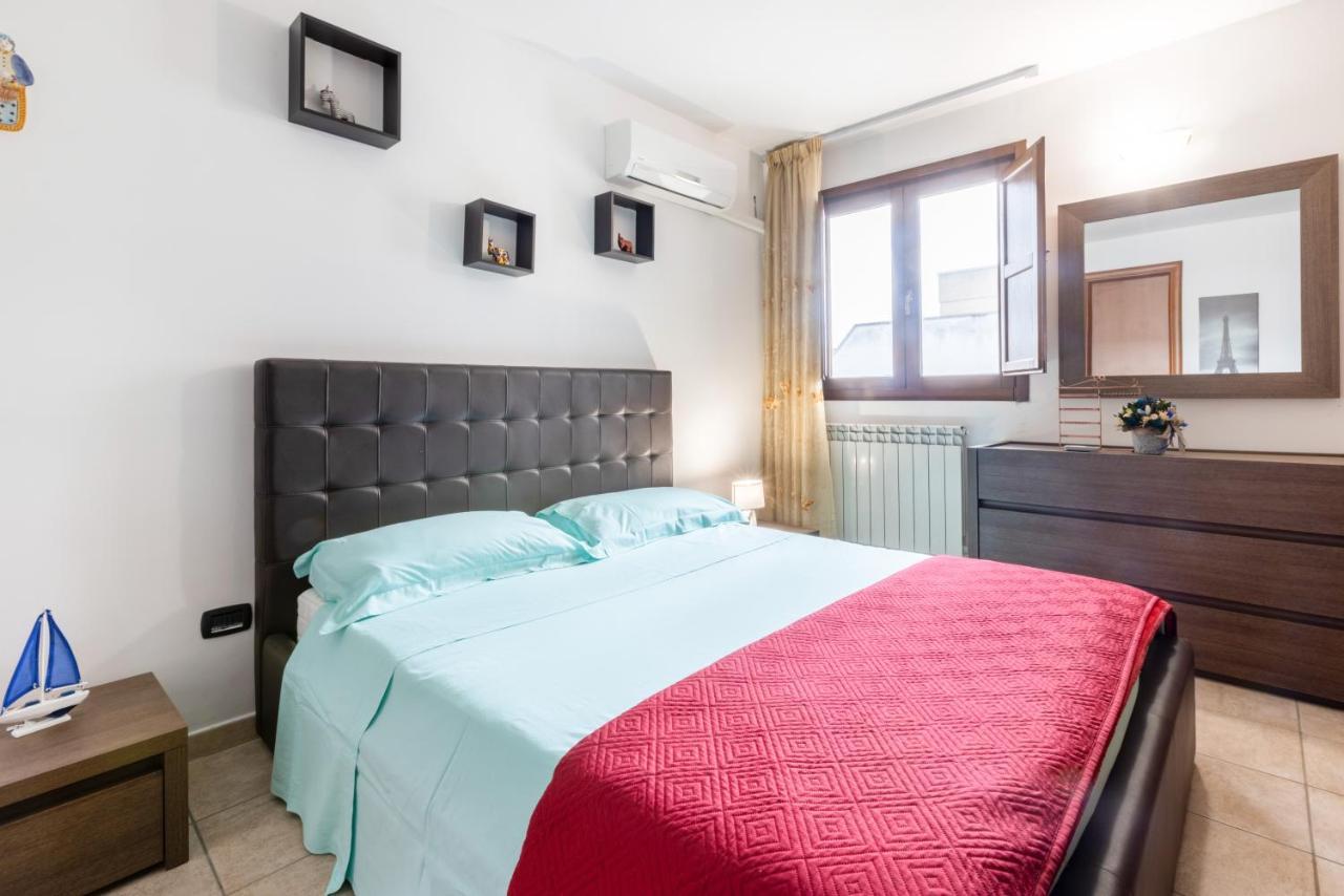 Ferienwohnung Lecce Colorful Flat With Terrace & Parking Exterior foto